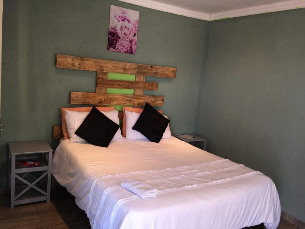 索韦托Lapa la Bakgatlha的一间卧室配有一张带白色床单的大床