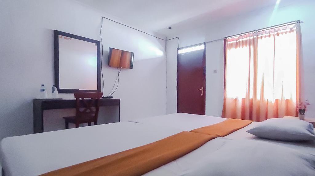 茂物Burangrang Village Mitra RedDoorz的一间白色卧室,配有床和电视