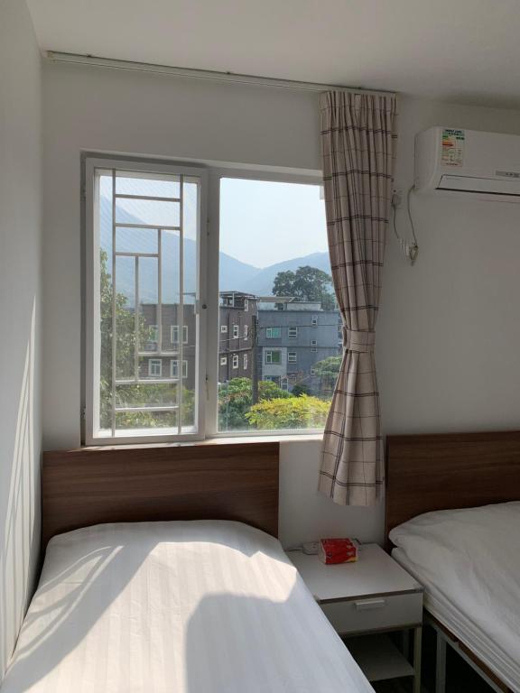 香港城市绿洲民宿的一间卧室设有一张床和一个大窗户