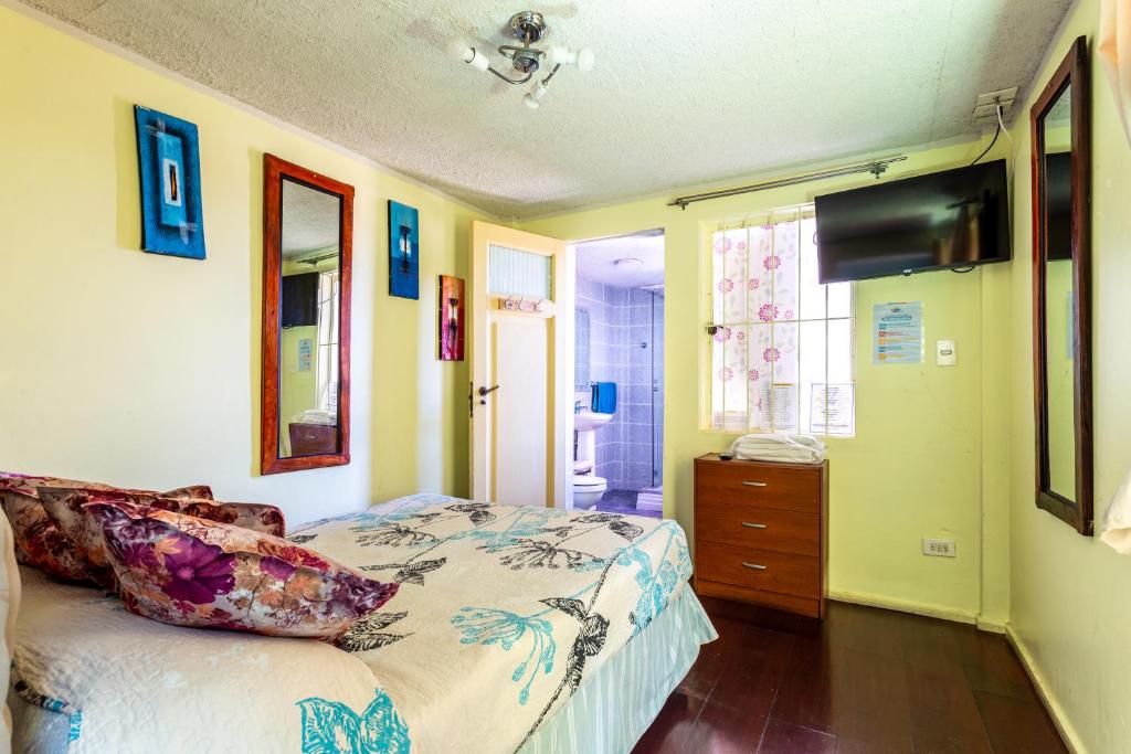 拉塞雷纳Hostal Mi Maravilla的一间卧室配有一张带枕头的床