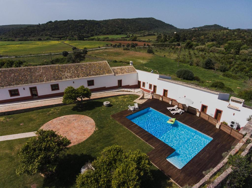 BenafimQuinta do Freixo的享有带游泳池的别墅的空中景致
