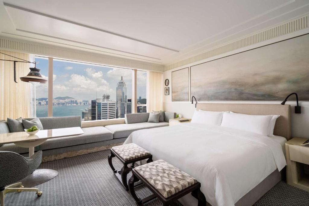 香港港岛香格里拉的一间卧室设有一张大床和一个大窗户