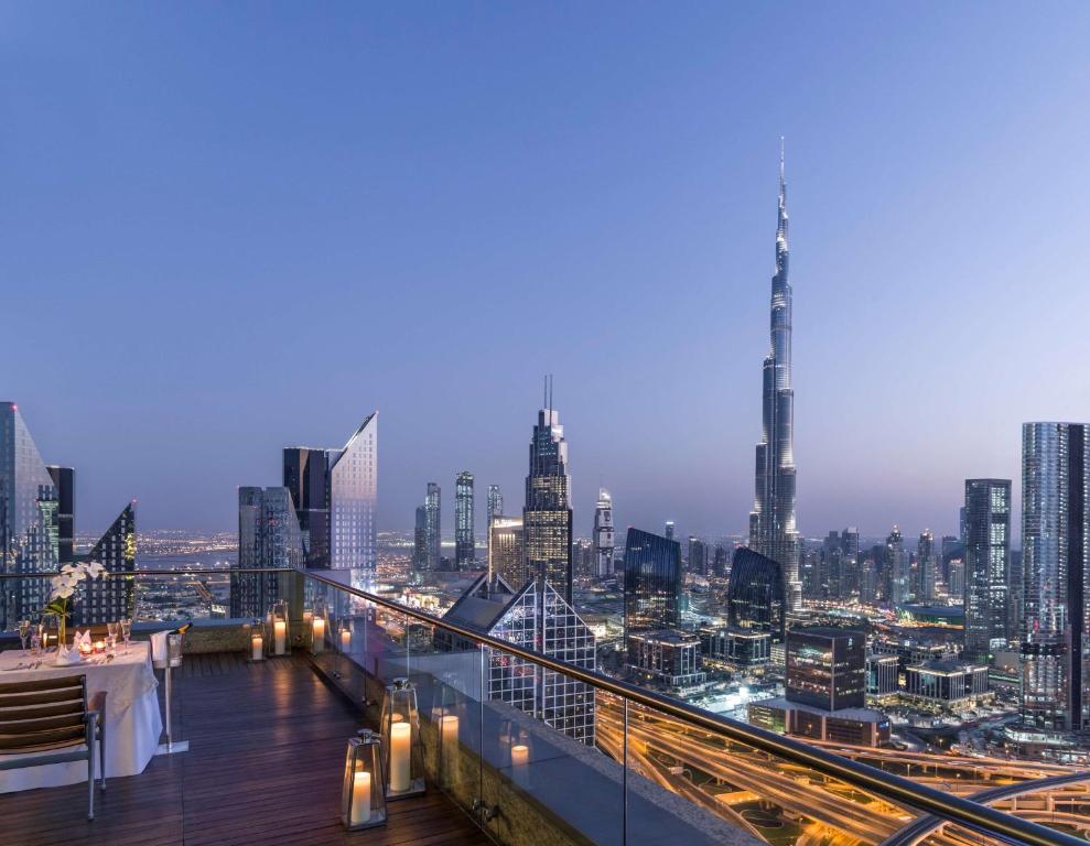 迪拜迪拜香格里拉大酒店的享有城市天际线的美景。