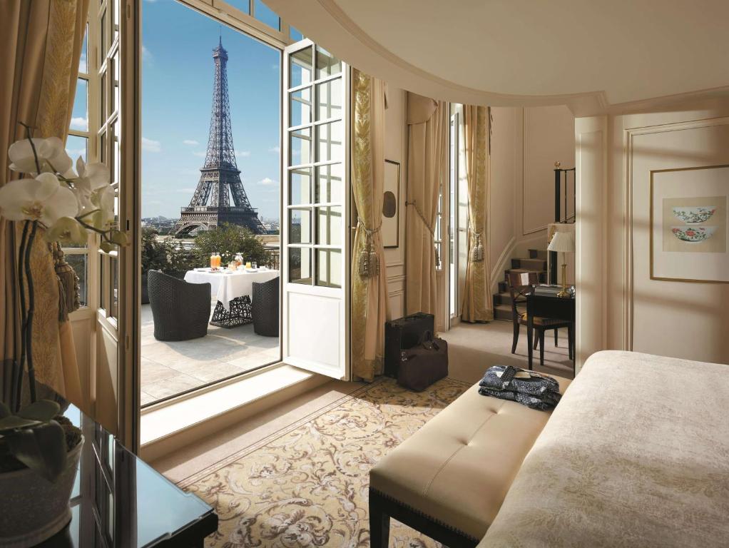 巴黎巴黎香格里拉的一间卧室享有艾菲尔铁塔的景色
