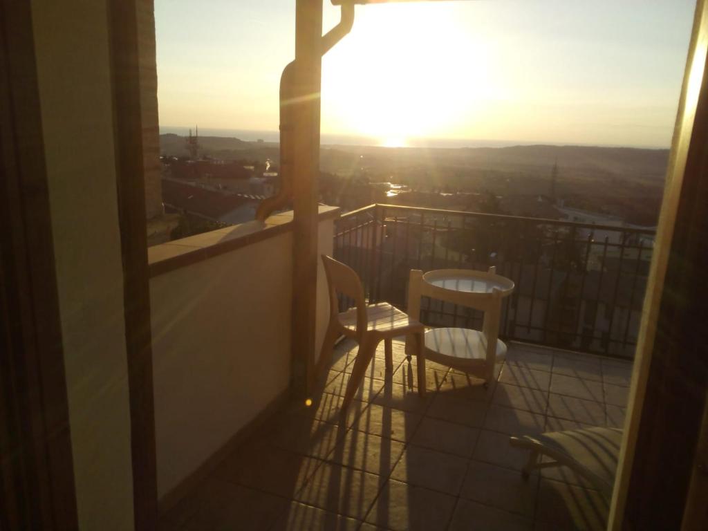 雷卡纳蒂Il Viandante的阳台配有两把椅子和阳光