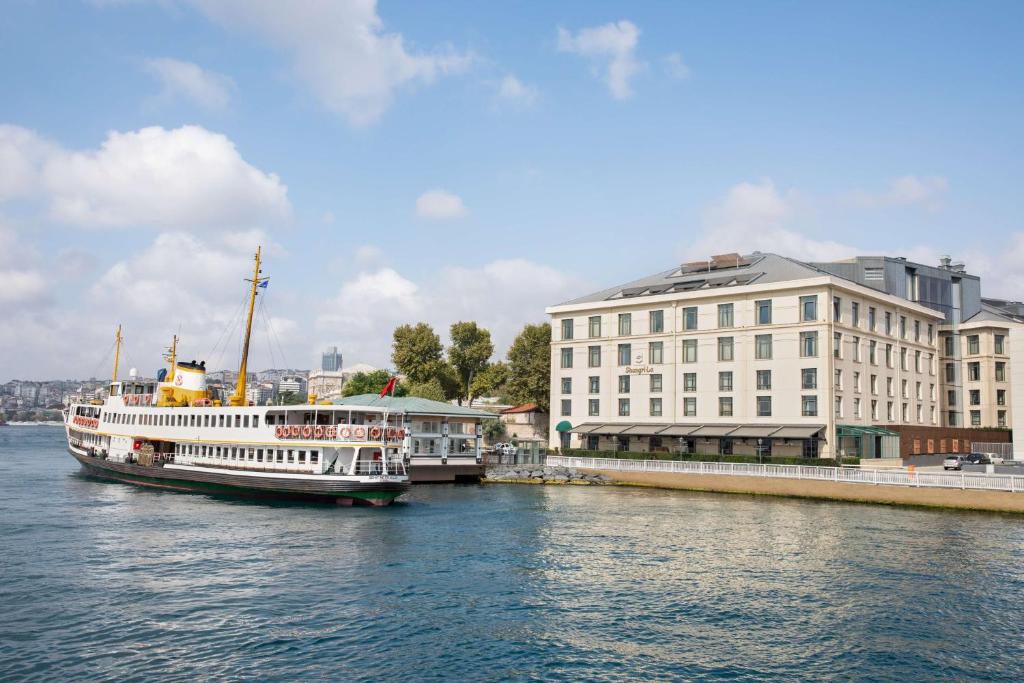 伊斯坦布尔伊斯坦布尔博斯普鲁斯香格里拉酒店的建筑物旁边的大船