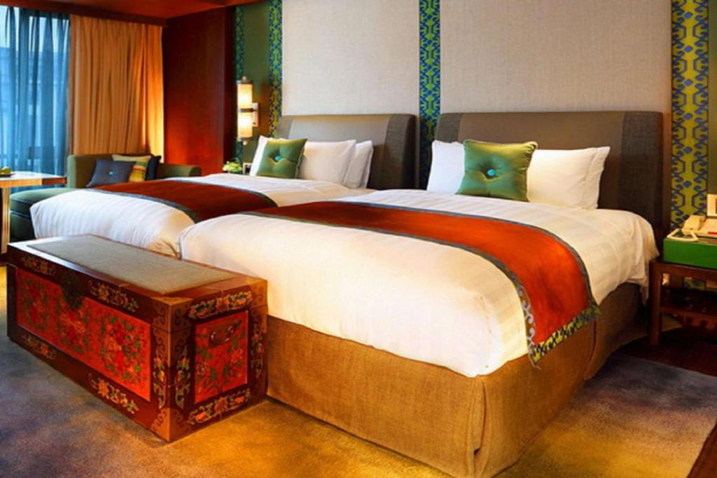 拉萨拉萨香格里拉的酒店客房内设有两张大床