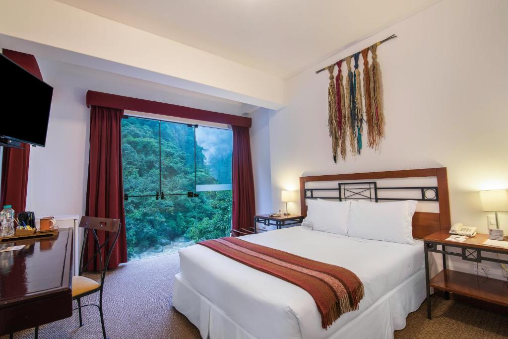 马丘比丘Tierra Viva Machu Picchu Hotel的酒店客房设有一张床和一个大窗户