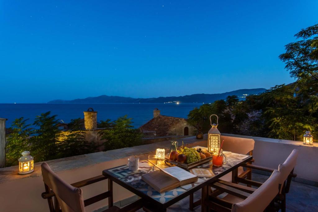 莫奈姆瓦夏Myrsini's Castle House - Comfortable Residence with Large Balcony & Sea View的海景露台的桌子
