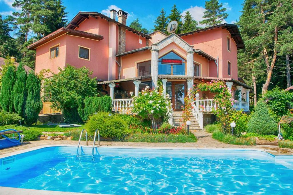 西格伏沙尔克Vila Kalvachevi的一座大房子,前面设有一个游泳池