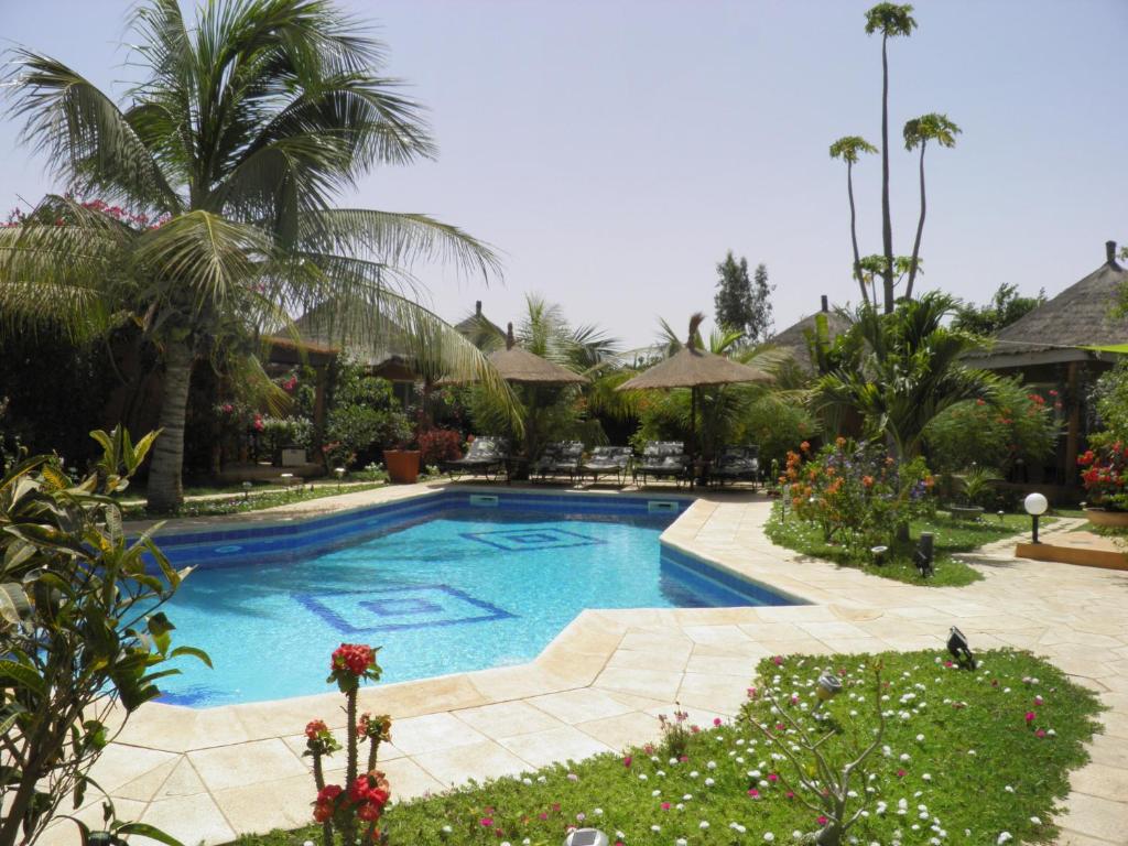 萨利波图尔Le Dakan的棕榈树庭院内的游泳池