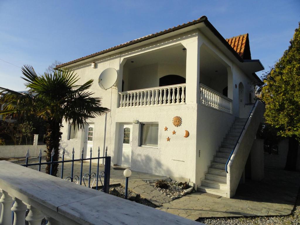 艾斯普罗瓦塔Delfini House的白色的房子,前面有楼梯