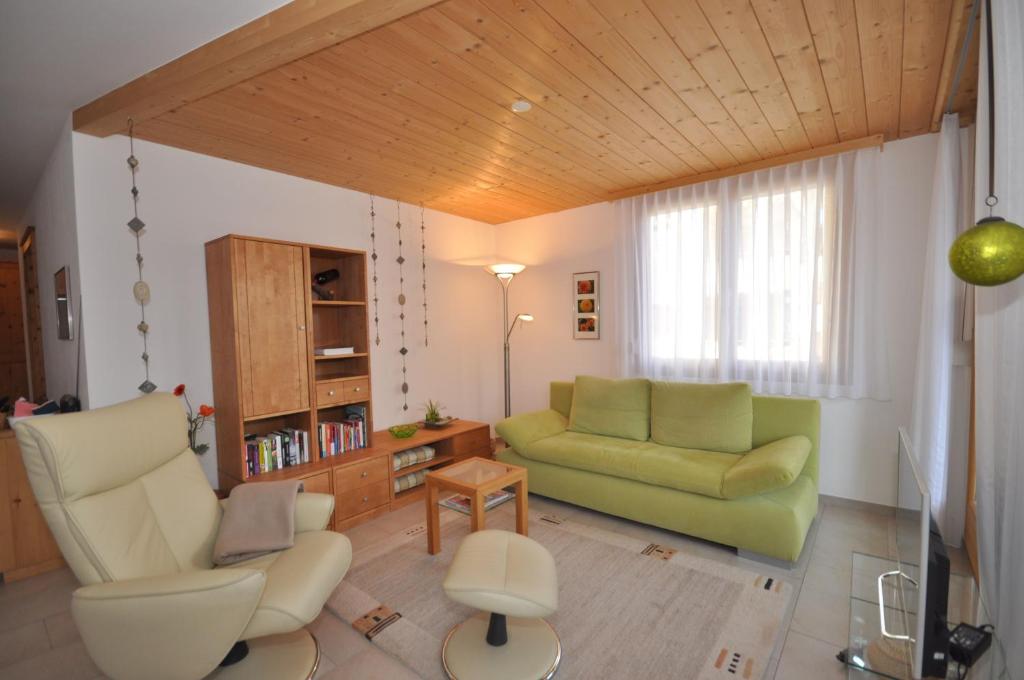 散特Costa dad Archas A4的客厅配有绿色沙发和椅子