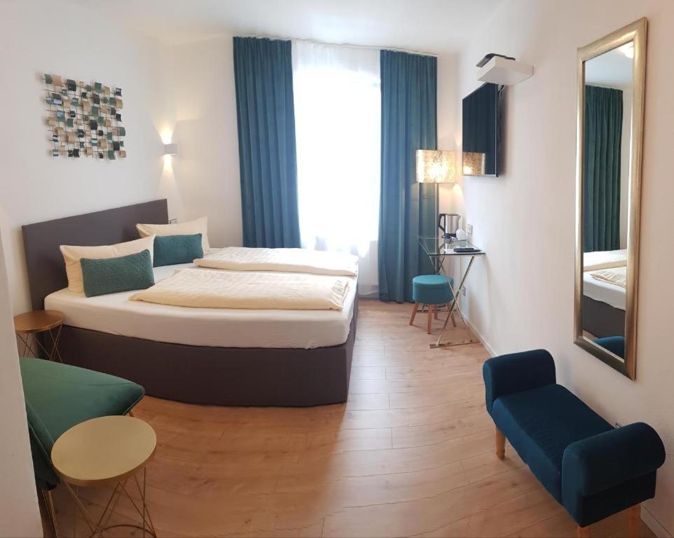 福森Füssen Apartments - Center Apartments的配有一张床和一把椅子的酒店客房