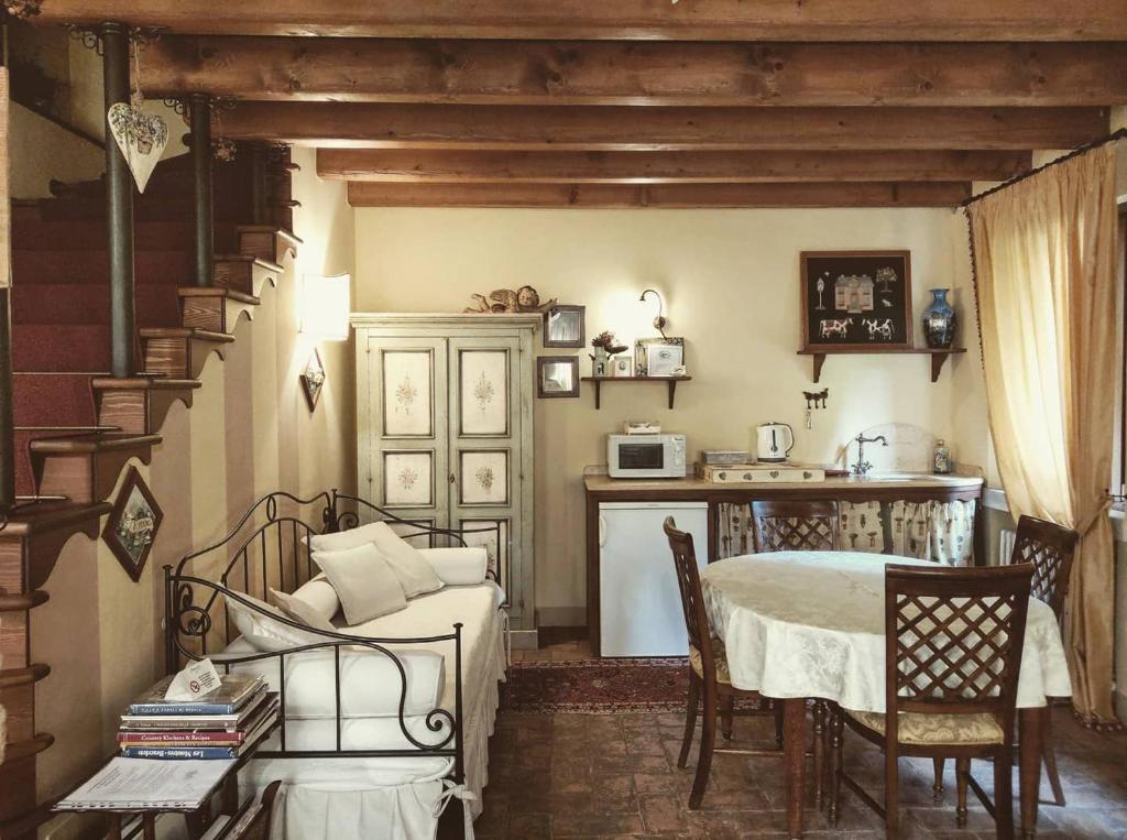 帕多瓦卡萨卡米拉B&B酒店的一间带桌子的客厅和一间厨房