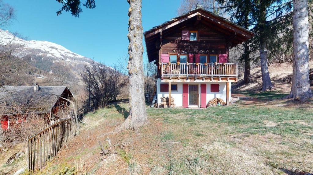 埃沃莱讷Idyllic chalet in Evolène, with view on the Dent Blanche and the mountains的树林中带阳台的小房子