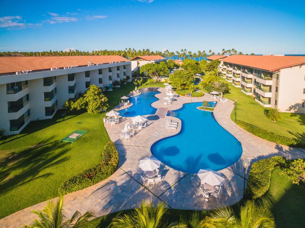 普拉亚多斯卡内罗斯Carneiros Beach Resort的享有度假村游泳池的空中景致