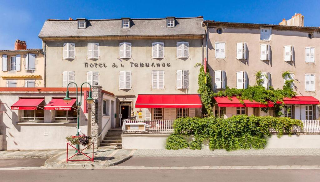 索格La Terrasse的带有标志的建筑,它读取了酒店的水肿