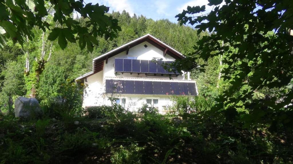 拉肯霍夫Haus-am-Sonnenweg的旁边设有太阳能电池板的房子