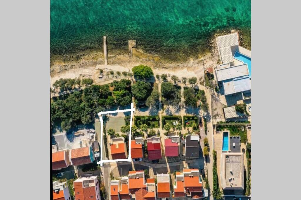 佩特坎内Apartment Punta skala Villa Valentina的享有海滩的空中景致,设有房屋和海洋