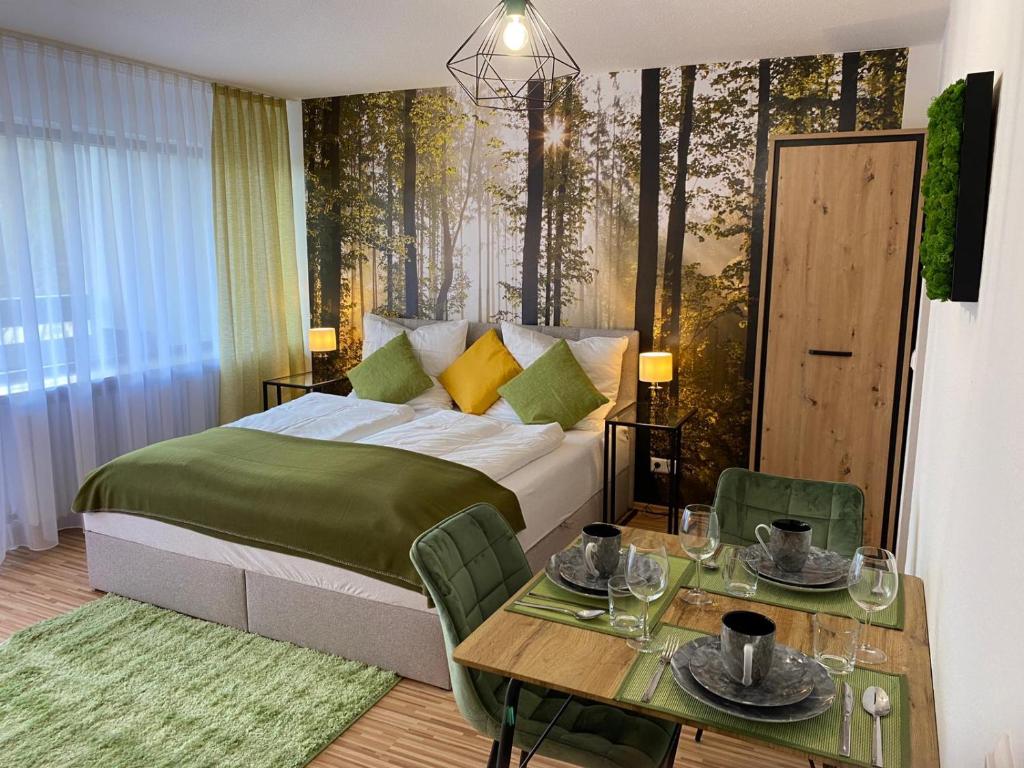 巴登-巴登Wanderlust Apartment Baden-Baden的卧室配有一张床和一张桌子及椅子