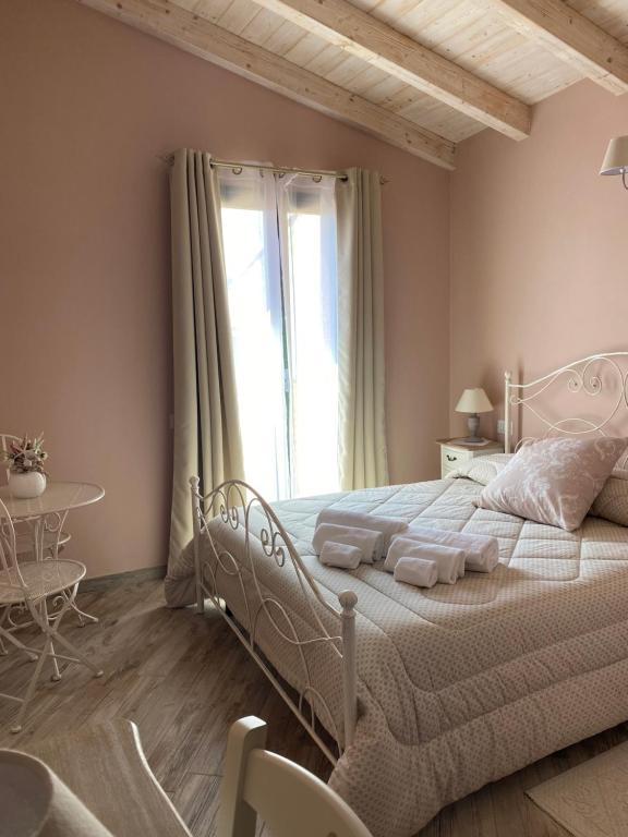 圣维托La Soffitta di EmmaSofia的卧室配有白色的床和桌子