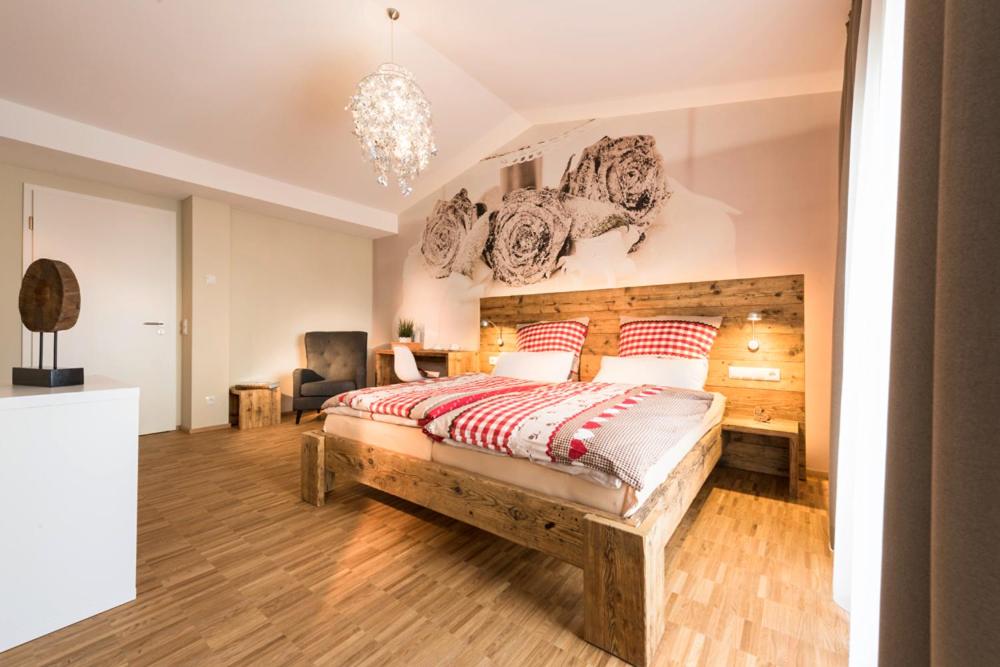 腓特烈港Webers "alte Backstube"的一间卧室配有一张大床和木制床头板