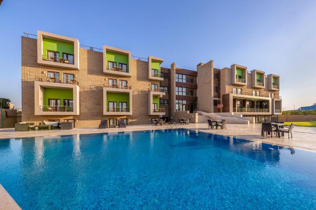 十月六日城Dhara Residence E2 Lodge Hotel的大楼前的大型游泳池