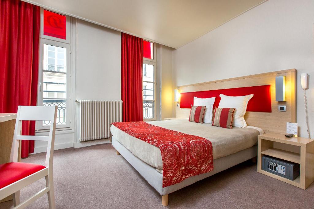 巴黎德文酒店的酒店客房,配有床和红色窗帘