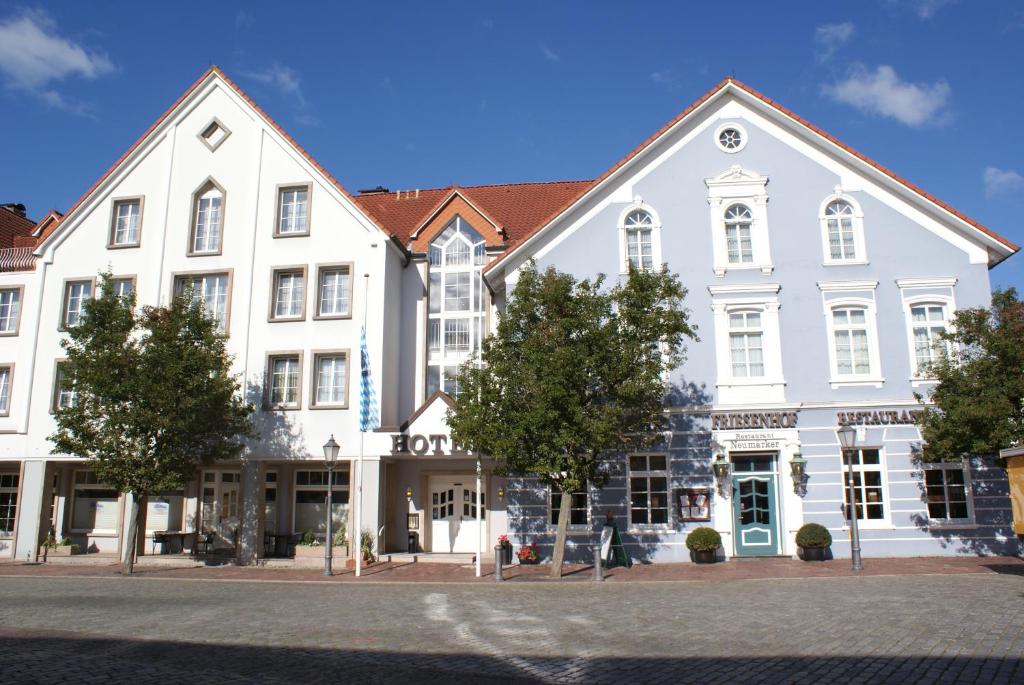 瓦雷尔Hotel Friesenhof的前面有树木的白色大建筑