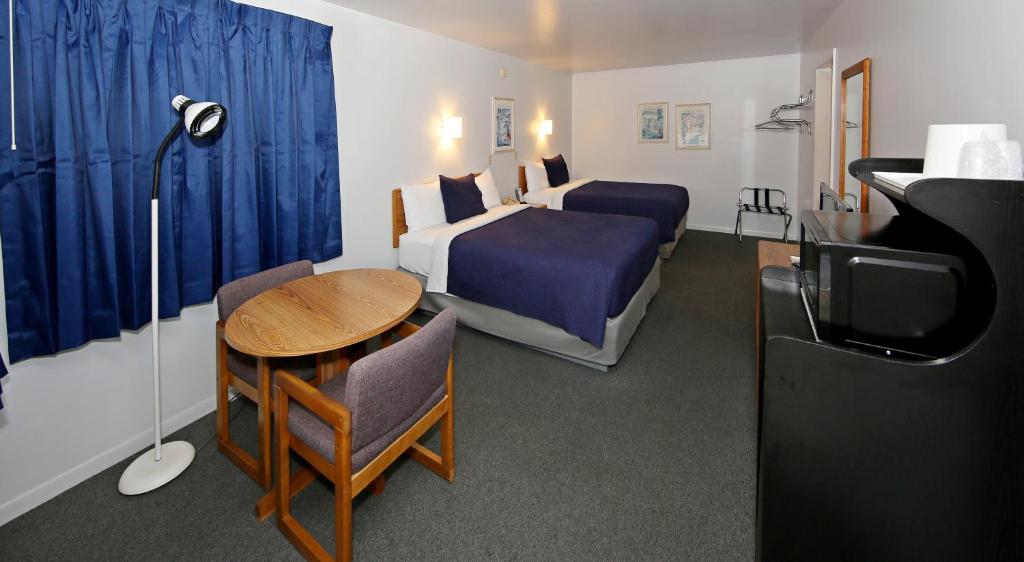 圣伊尼亚斯Aurora Borealis的酒店客房设有一间带一张床和一张桌子的卧室