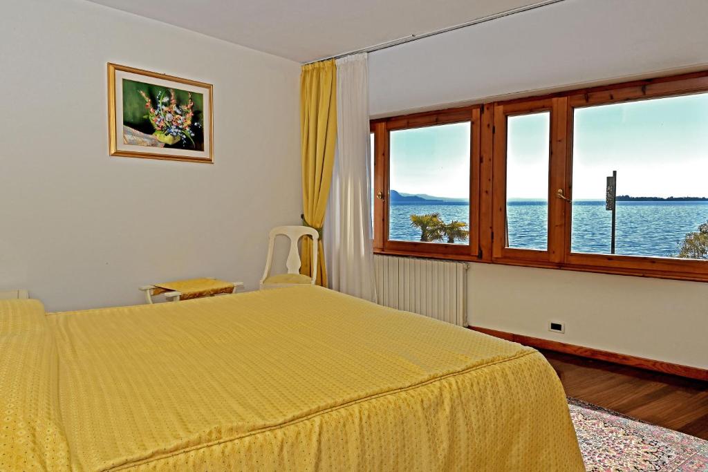 加尔多内-里维耶拉Camere Al Veliero的一间卧室设有黄色的床和窗户。