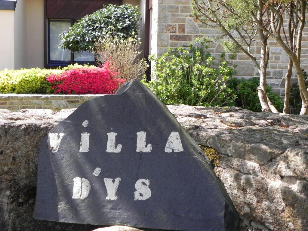 沙托兰Villa d'Ys的房屋前读别墅狗的标志