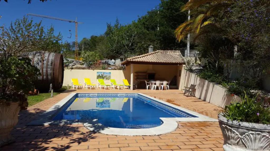雷森迪Casa Loureiro - Vista Rio Douro的庭院内的游泳池,配有椅子和桌子