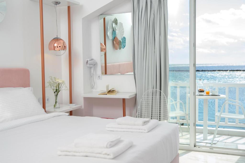提诺斯Nama Boutique Hotel的一间卧室配有一张床,享有海景