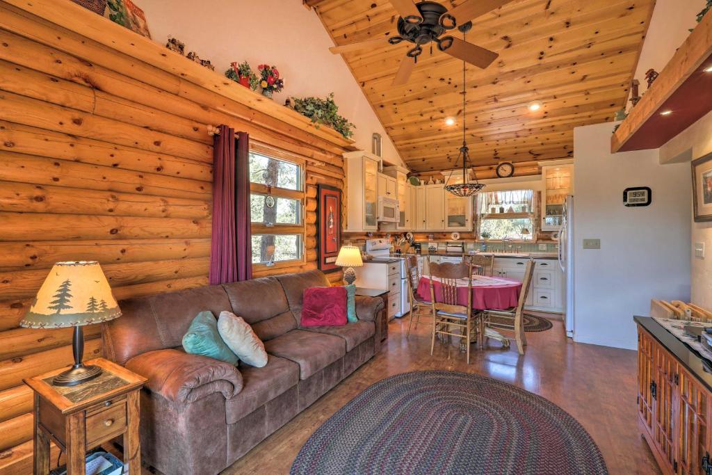 威廉姆斯Quaint Williams Cabin Near Grand Canyon的带沙发的客厅和厨房