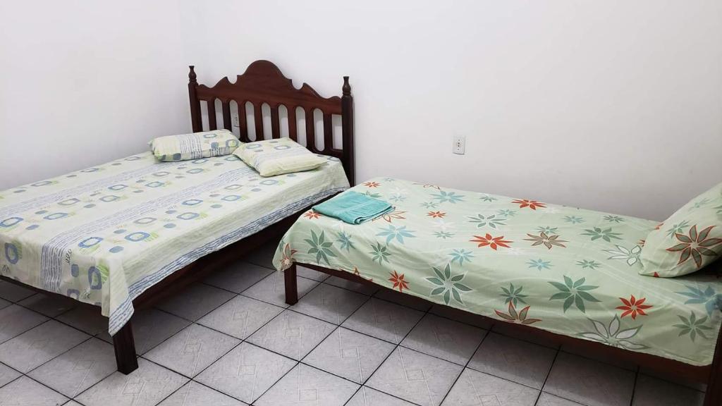 帕林廷斯Suítes em Parintins的两张睡床彼此相邻,位于一个房间里
