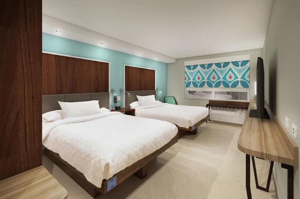 巴吞鲁日Tru By Hilton Baton Rouge I-10 East, LA的酒店客房设有两张床和电视。