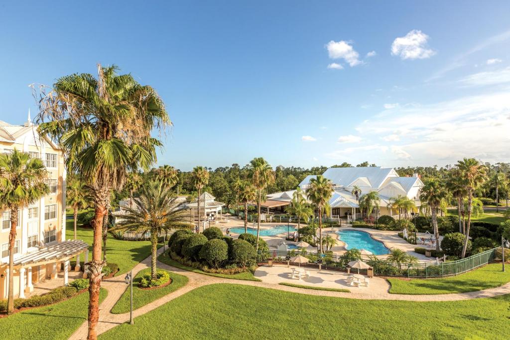 奥兰多世誉奥兰多金斯敦礁酒店的享有度假村的空中景致,设有游泳池和棕榈树