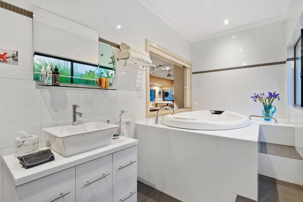 曼斯菲尔德About Time Retreats- Studio Seven的白色的浴室设有水槽和镜子