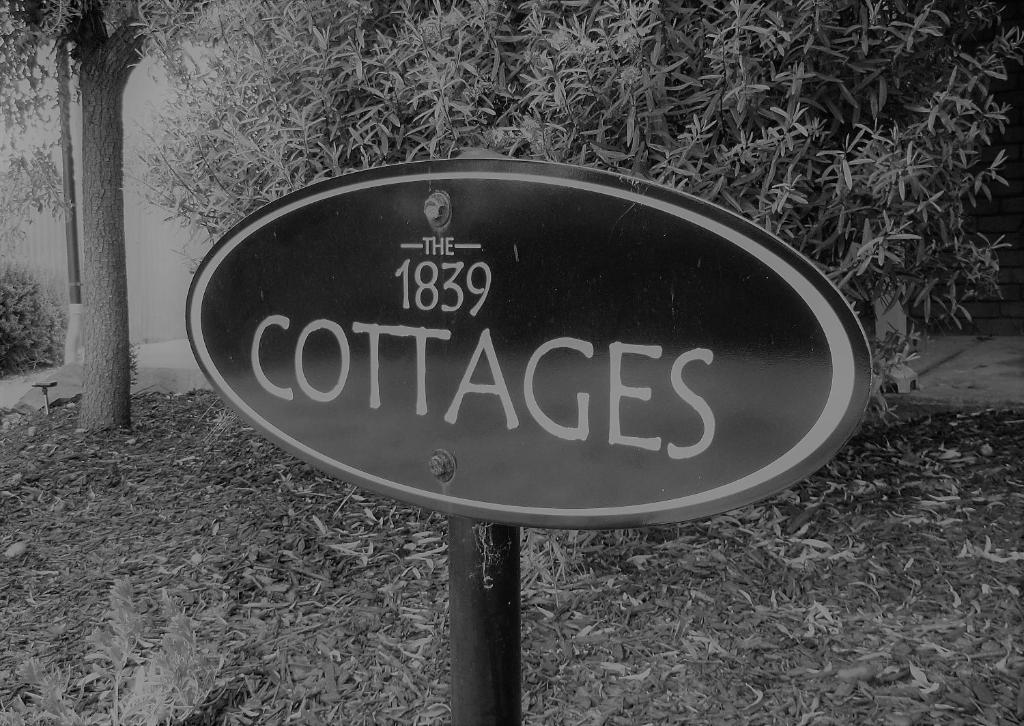 Willunga1839 Cottages的上面有咖啡的标牌