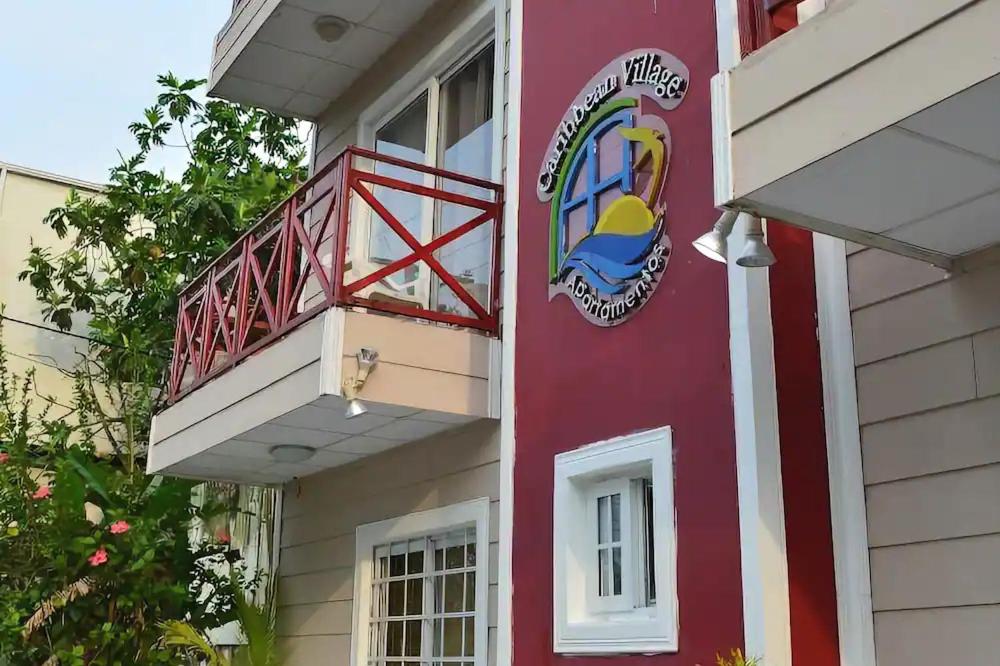 博卡斯德尔托罗Caribbean Villages Aparments的建筑的侧面有标志