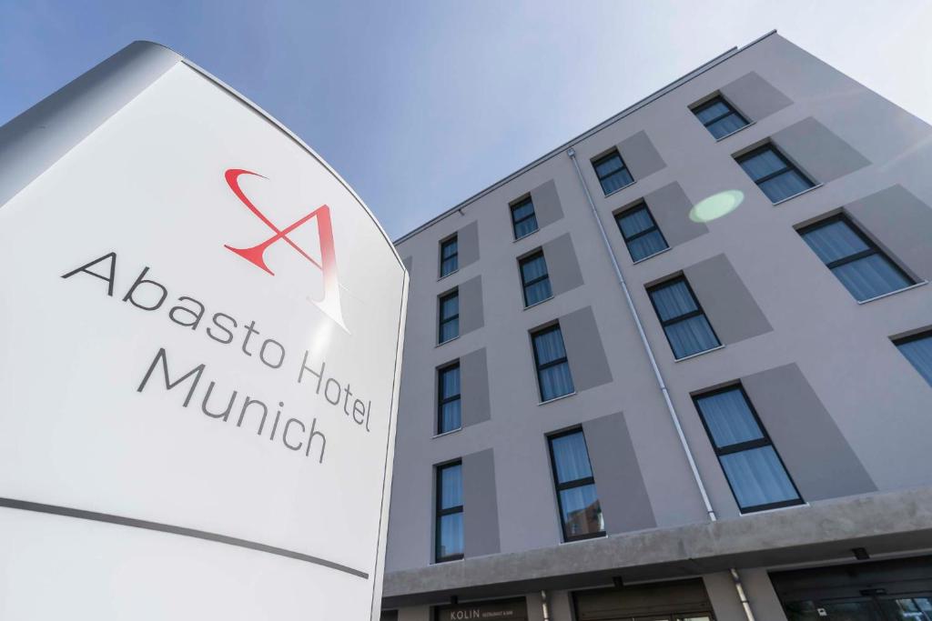 慕尼黑Abasto Hotel München Feldmoching的慕尼黑阿拉斯科酒店前的标志