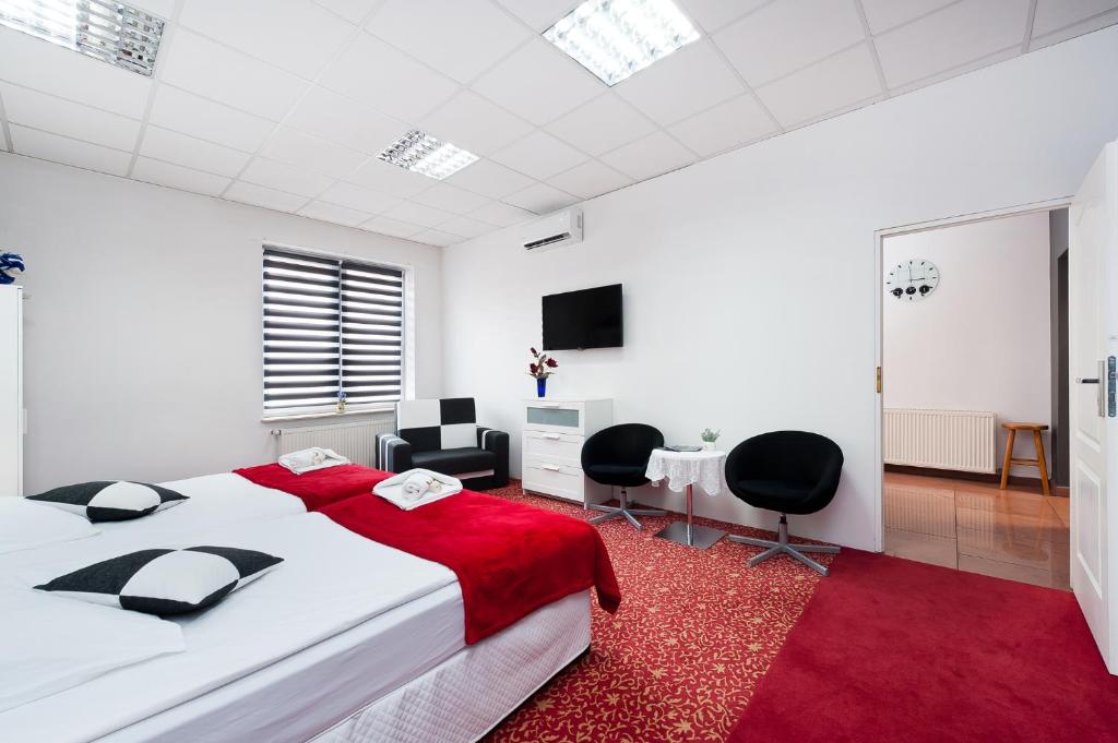 威利兹卡Apartament Solny Wieliczka Centrum 5的一间卧室配有一张大床和红色地毯。