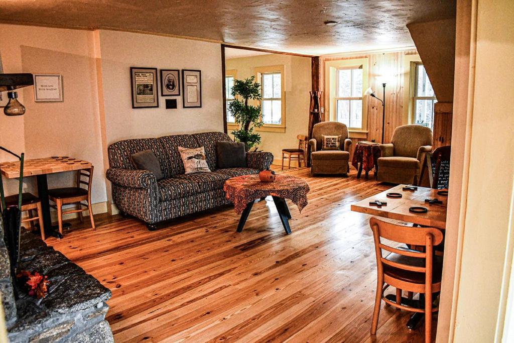 GoshenBrook Road Inn的客厅配有沙发和桌子