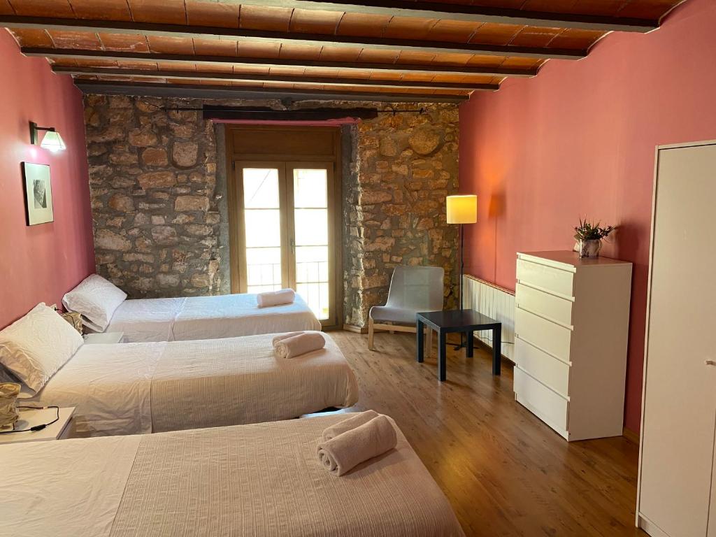 勃朗峰La Polaina的一间设有三张床的卧室,位于带红色墙壁的房间