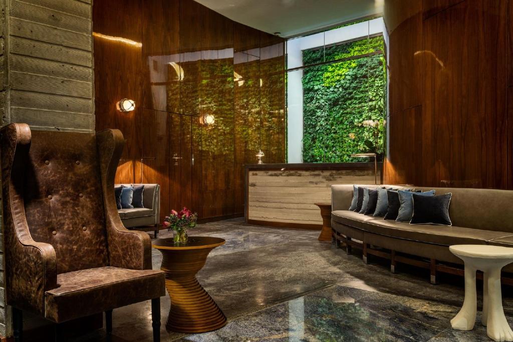 纽约雨果酒店的客厅配有沙发和椅子