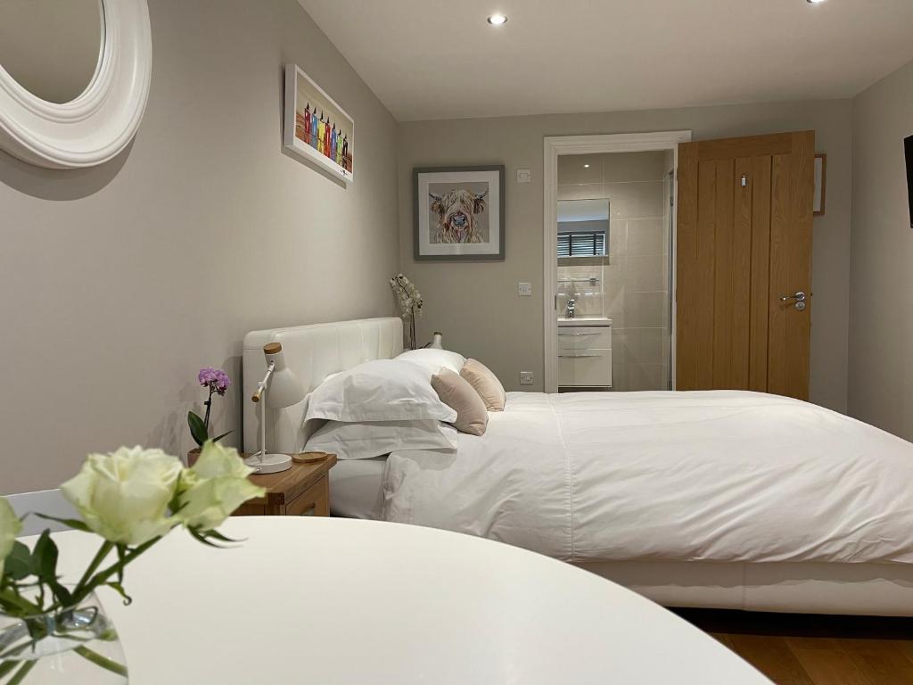 圣艾夫斯弗兹克罗夫特12号住宿加早餐旅馆的一间卧室配有两张带白色床单的床