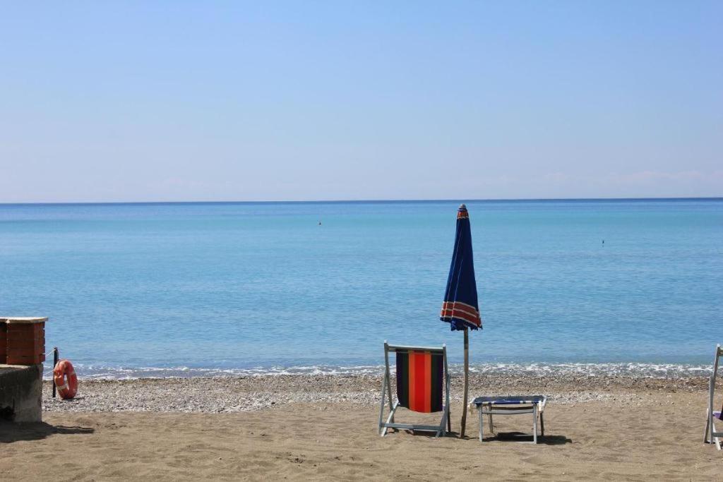 切齐纳码头Affittacamere a due passi dal mare的沙滩上带椅子和遮阳伞的海滩