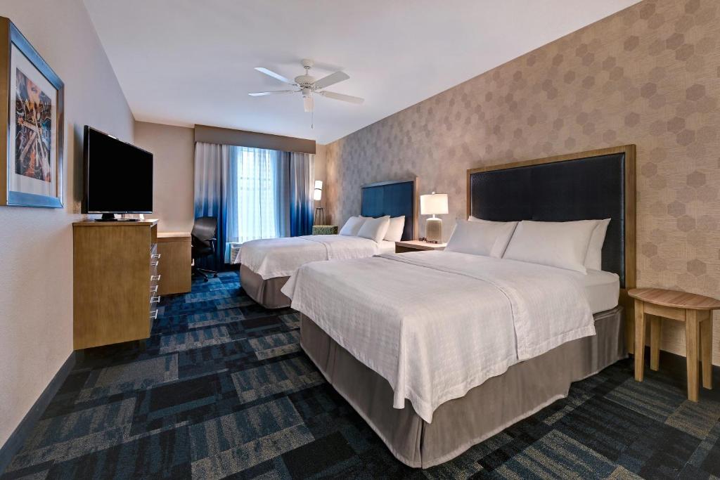 奥斯汀Homewood Suites By Hilton Austin/Cedar Park-Lakeline, Tx的酒店客房设有两张床和一台平面电视。